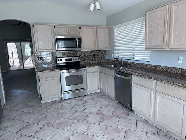 Building Photo - LOCATION!! 3 bed 2 bath single level home ...