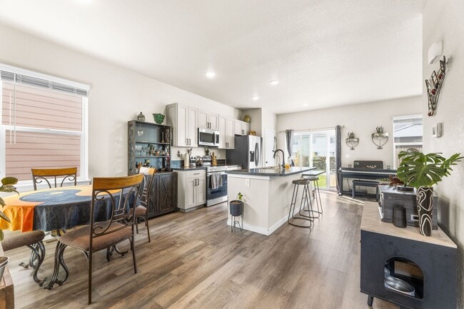 Building Photo - Modern 3 Bed/2.5 Bath home