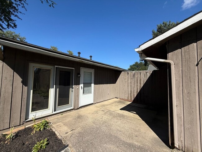Building Photo - Sprague 472-474