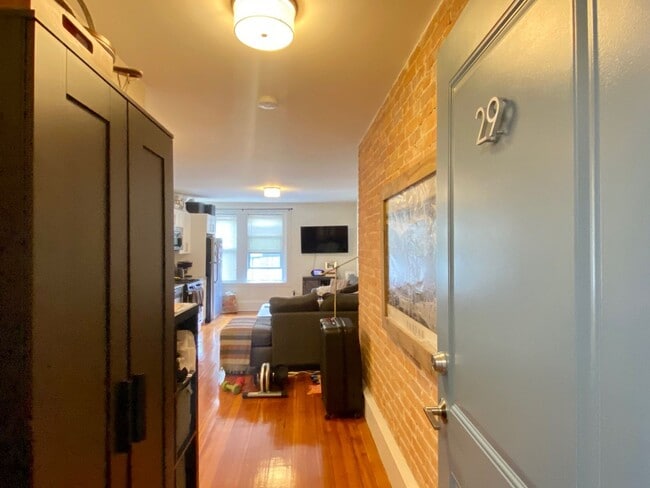 Building Photo - Nicely updated 2 bed in Brookline.