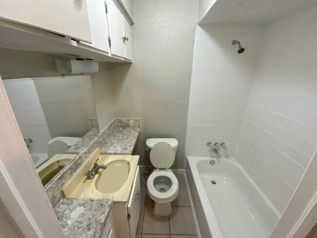 Foto del edificio - 1585 W Main St