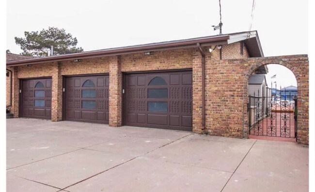 Foto del edificio - 32888 N River Rd