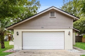 Building Photo - 701 Lakeside Pl