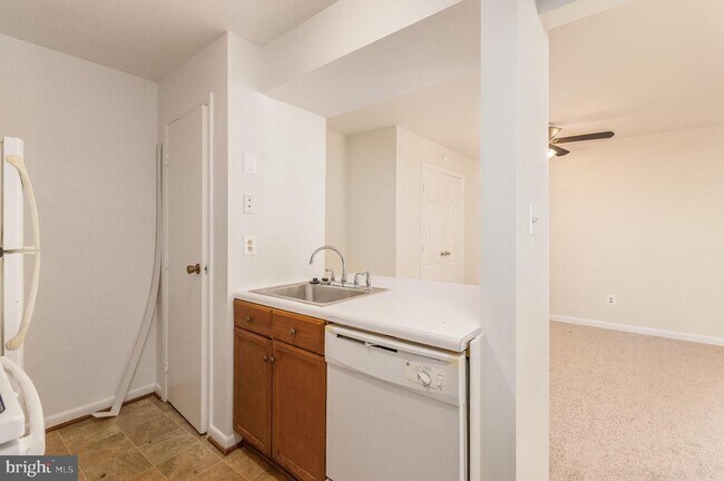 Building Photo - 5805 Royal Ridge Dr