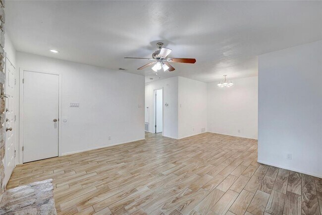 Foto del edificio - 703 Country Aire Dr