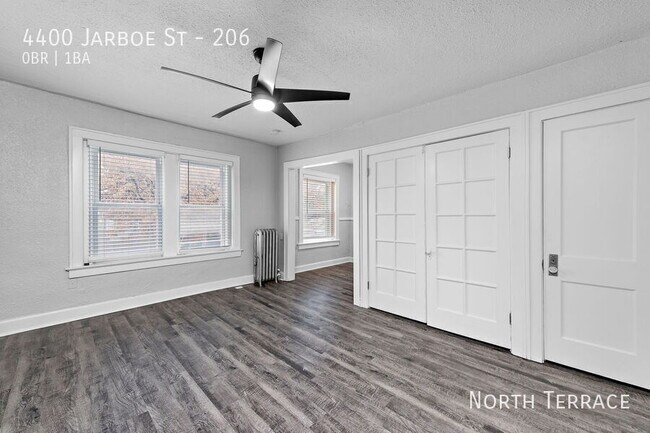Building Photo - Cute, Spacious Studio Close to the Plaza