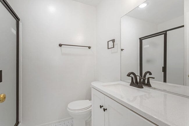 Building Photo - Chatsworth Rent This Now