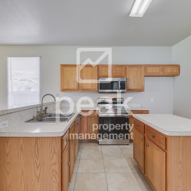 Building Photo - 4 Bedroom/2 Bathroom HOME FOR LEASE! Just ...