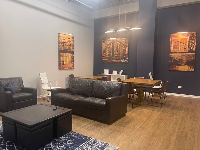 Foto del edificio - 1645 W Ogden Ave