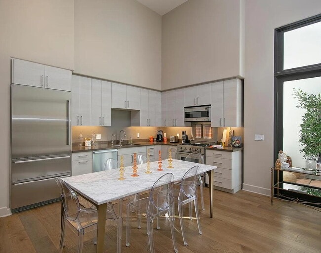 Foto del edificio - "Charming 1-Bed Retreat with Hardwood Eleg...