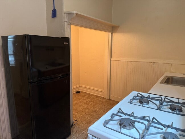 Building Photo - First Floor 1 Bedroom with Central Air!
