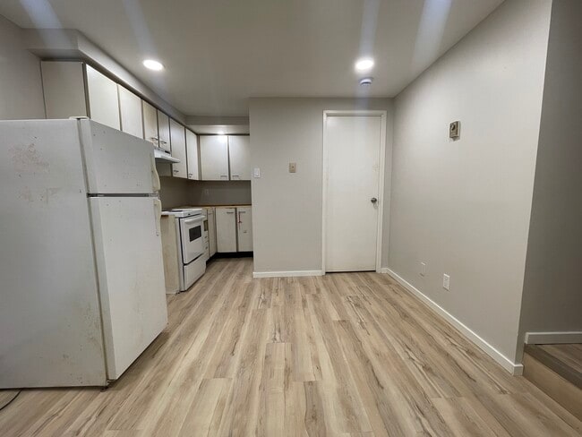Building Photo - Private Studio/ 1 Bed Close To Mac!