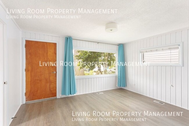 Building Photo - Adorable Cottage w/ Detached Modern Studio...