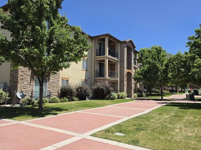 Building Photo - 638 N 400 W