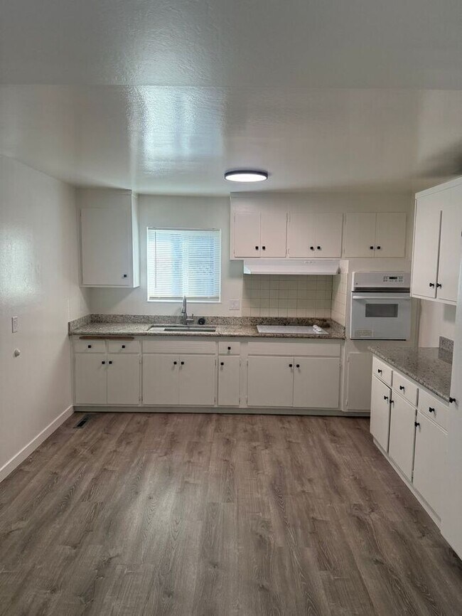 Foto del edificio - Stunning 4-bedroom, 2-bathroom