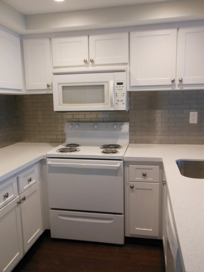 Foto del edificio - ONE BEDROOM ONE BATHROOM! WATERFRONT COMMUNITY!