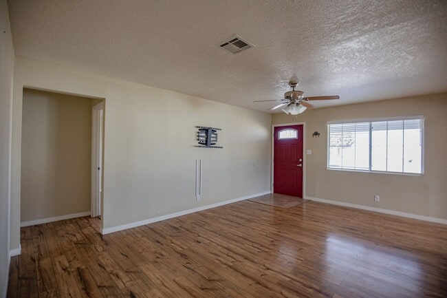 Building Photo - Charming 3 bedroom, 2 bath