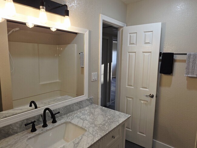 Foto del edificio - 5917 Streamview Dr