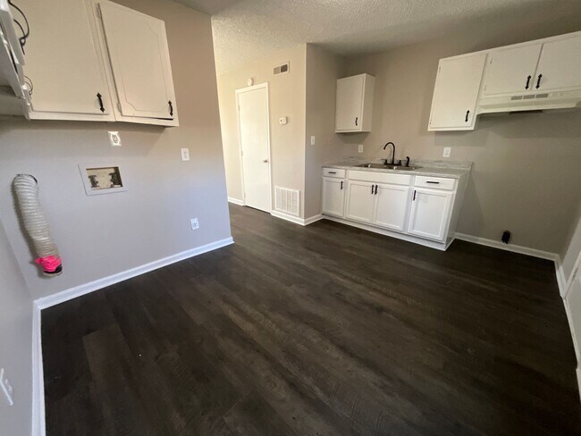 Foto del edificio - Available now! 2 bed 1 bath townhome. Must...