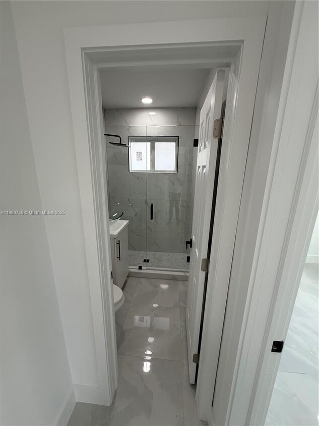 Foto del edificio - 841 W 50th St