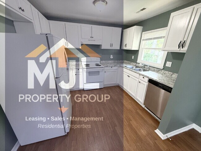 Foto del edificio - Spacious 3 Bedroom / 1 Bath Apartment in Sugar Creek *Ready Now*