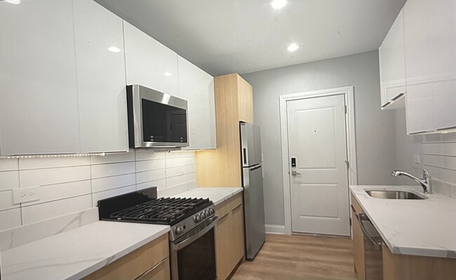 Building Photo - 1633 W Chase Ave