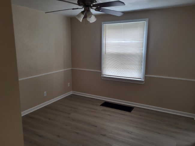 Building Photo - 807 Meadow Dr