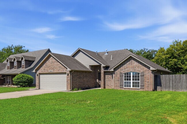 Foto del edificio - Claremore | 3 Bed | 2 Bath | Large Backyard