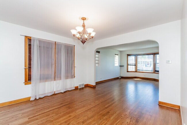 Building Photo - 2925 N Nagle Ave