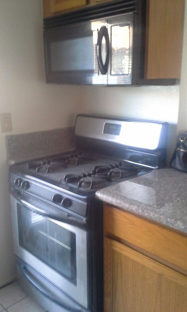Excellent gas stove - 400 N Sunrise Way
