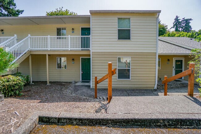 Foto del edificio - TWO BEDROOM CONDO WITH GARAGE