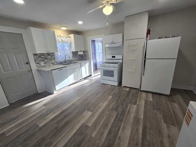 Building Photo - 307 S Avenue D
