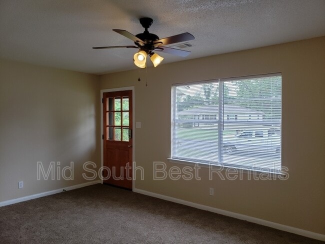 Foto del edificio - 6508 Heather Ln