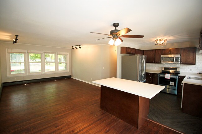 Lots of countertop and cabinet space - 4310 Mohawk Dr