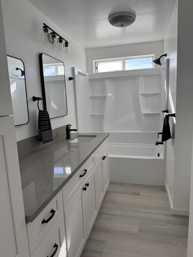 Spacious full bathroom - 699 Eaton St