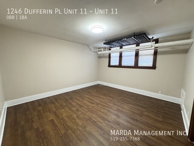 Photo du bâtiment - SPACIOUS BACHELOR GILES & DUFFERIN + HYDRO