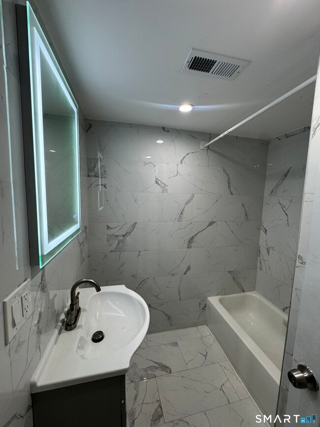 Building Photo - 368 Norton St