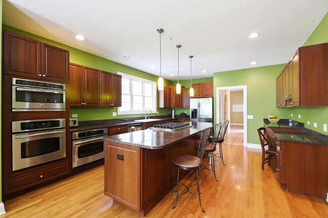 Building Photo - 328 55th St