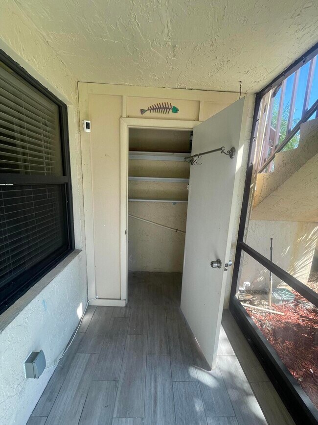 Foto del edificio - 7233 Golf Colony Ct