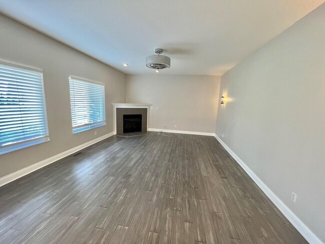 Building Photo - 1099 Bayswater Dr