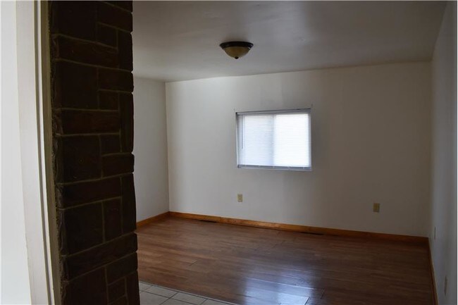 Building Photo - 1845 Cadiz Rd