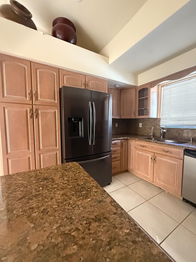 Building Photo - 1000 SE 7th Ave