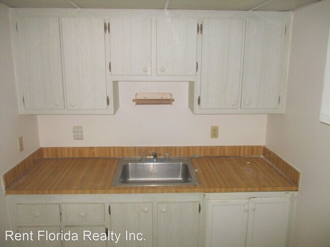 Building Photo - 1823 Fairview Villas Dr