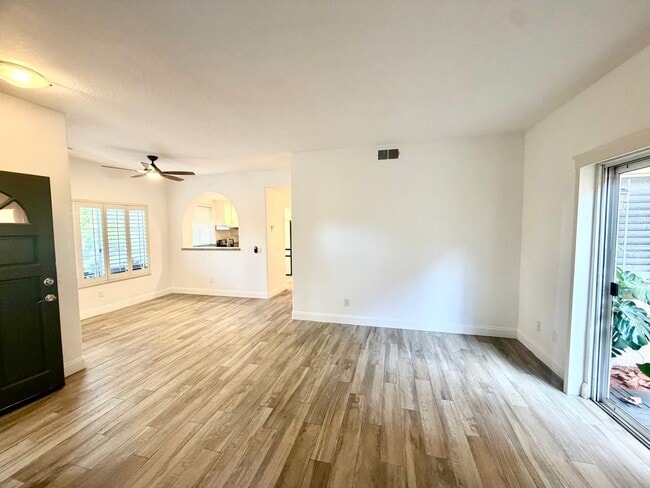 Building Photo - 1 bed, 1 bath Charming Unit in Lake Forest