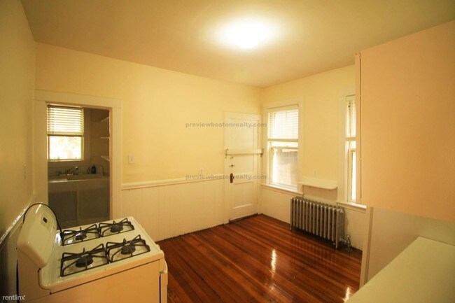 Building Photo - 166 Kelton St
