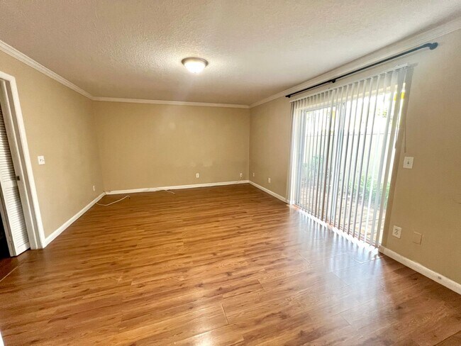 Building Photo - Ground Floor 2BD/2BTH Condo Steps Away Fro...