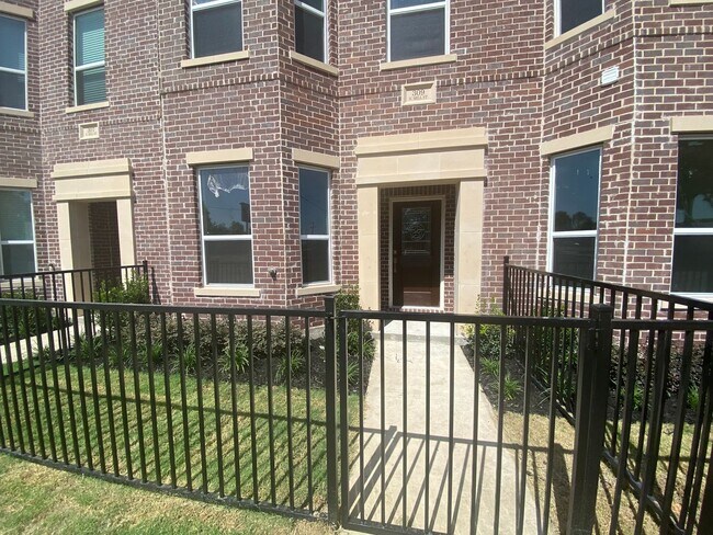 Foto del edificio - Luxury Townhouse in Heart of Lewisville