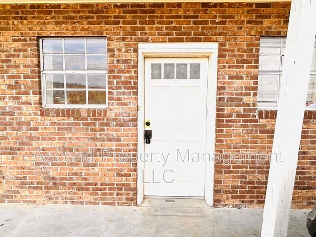 Building Photo - 586 Withrow Rd