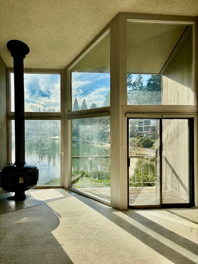 Foto del edificio - 2 Bed / 1.5 60-01 Redmond Townhouse $2,695/mo