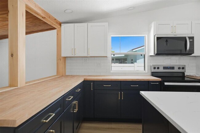 Foto del edificio - 7037 McCray Dr